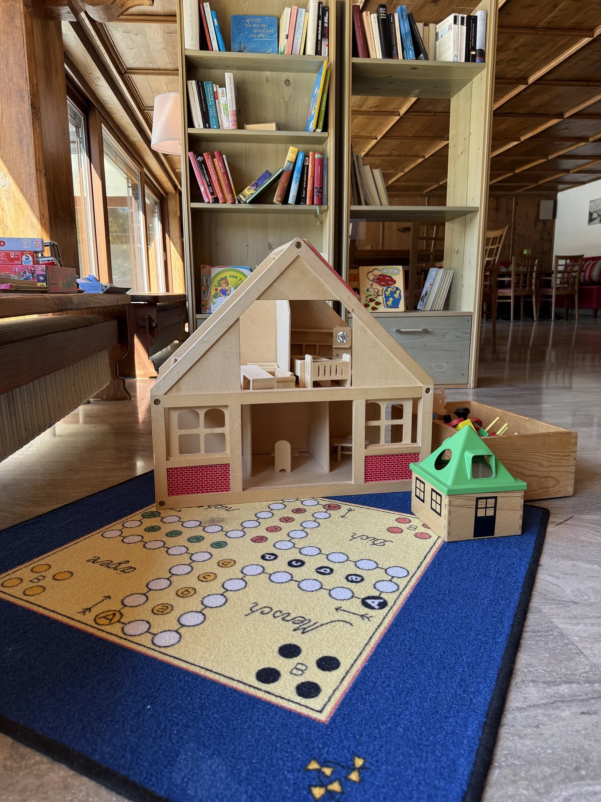 Spieleecke im Appartementhaus Birkenwald mit Puppenhaus, Spielzeug und Spielteppich