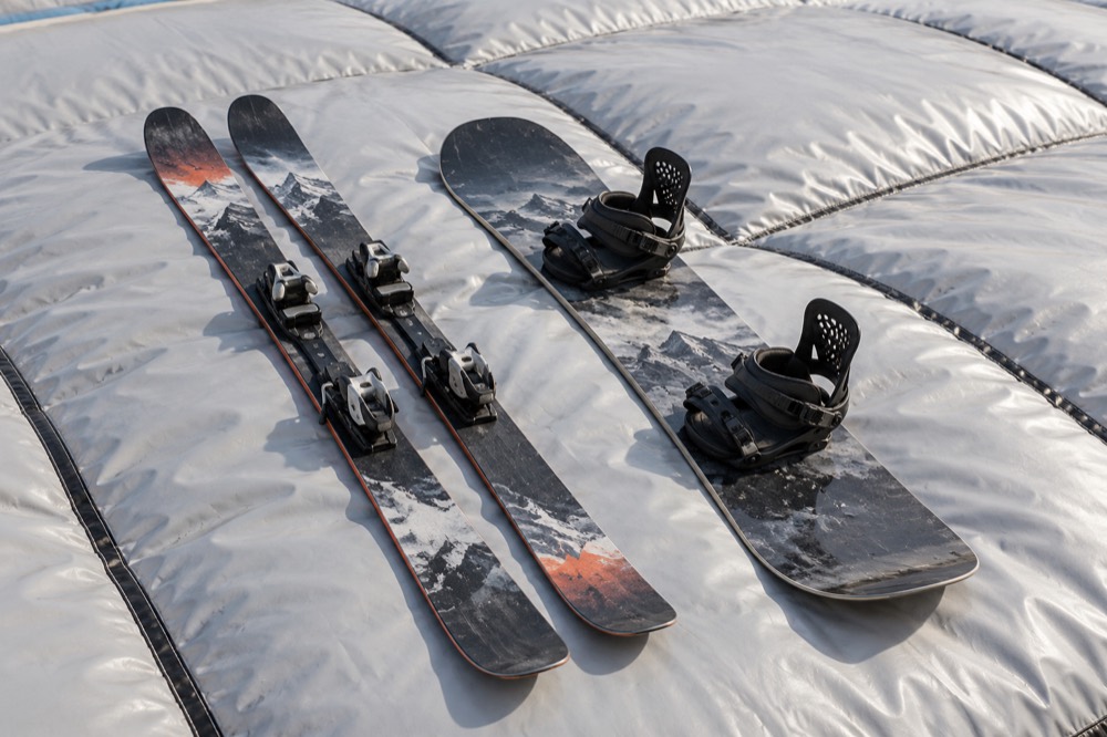 Ski und Snowboard auf einem Luftkissen