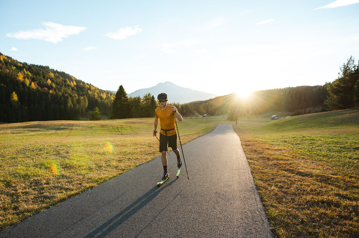 Sportler auf der Skirollerstrecke in Seefeld