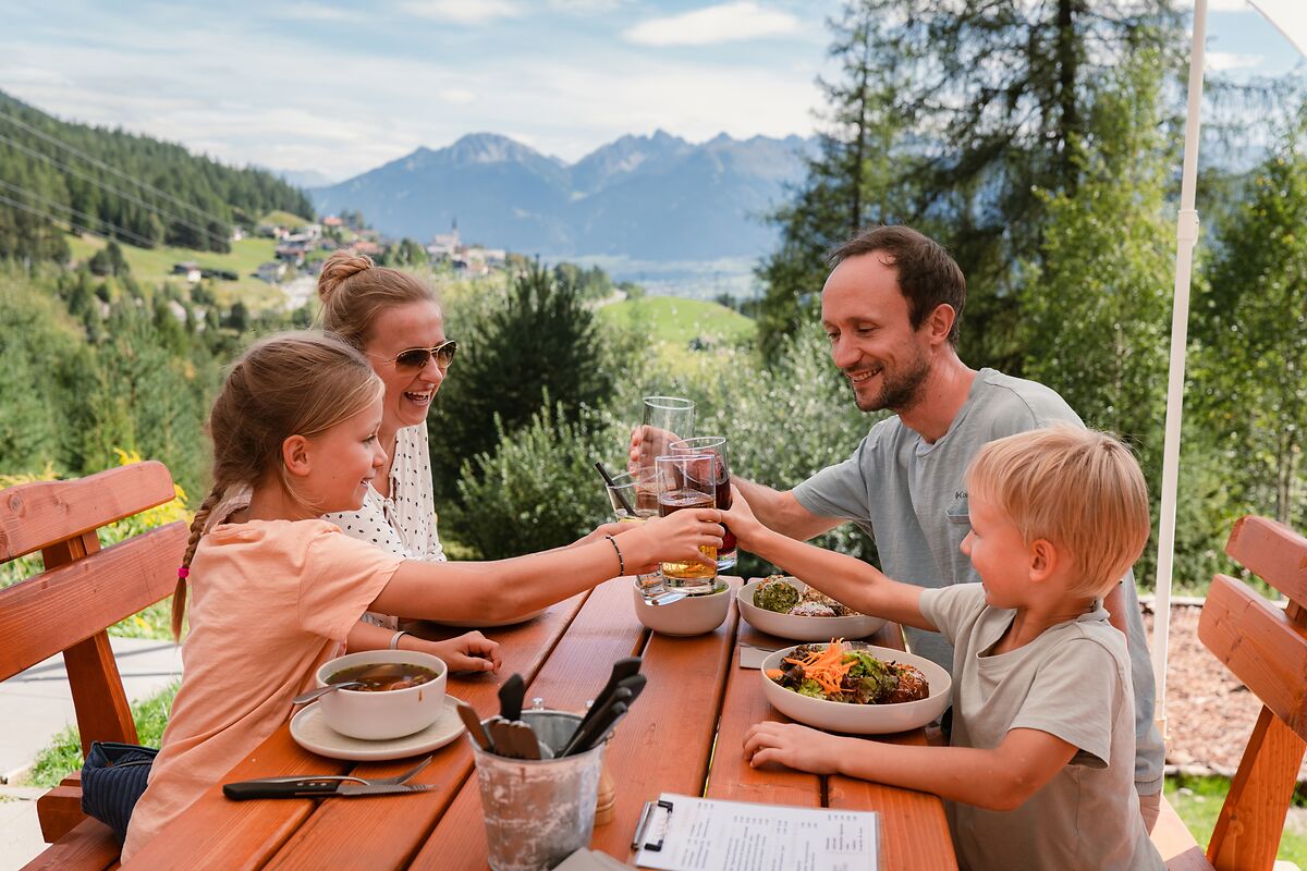 Familie kehrt bei der Enzianhütte in Reith ein