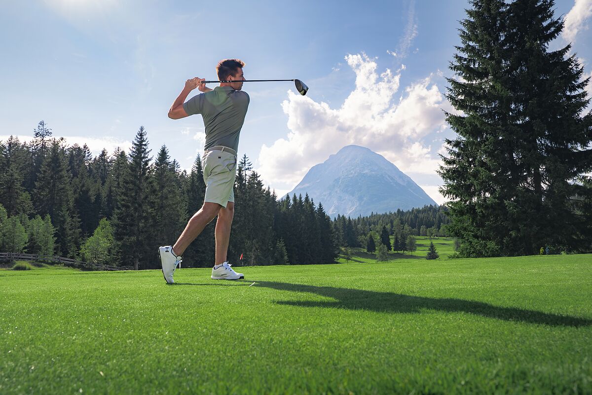 Golfer beim Abschlag am Golfclub Seefeld-Wildmoos