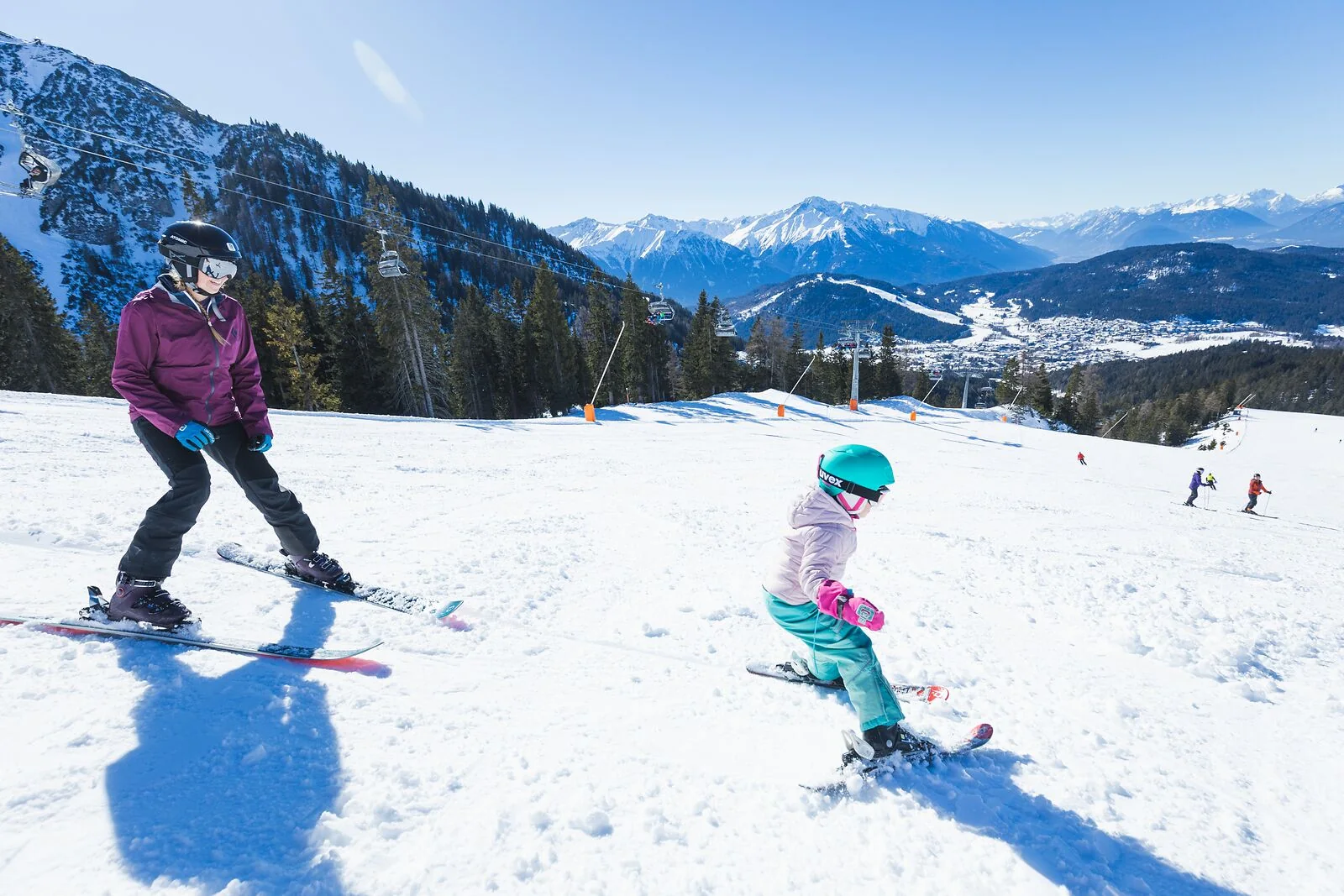 Familien-Skifahren in der Region Seefeld - Mama und Tochter auf der blauen Piste - Bergbahnen Rosshütte - Seefeld
