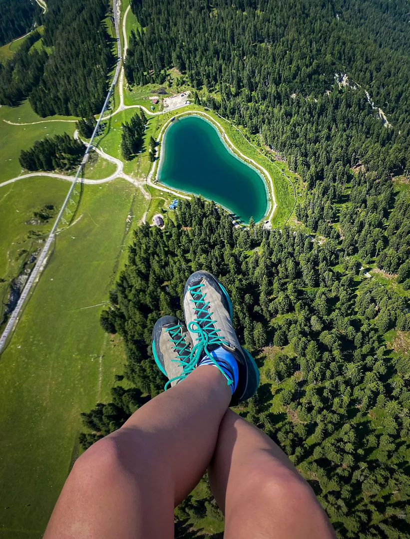 Blick beim Paragleiten auf den Kaltwassersee