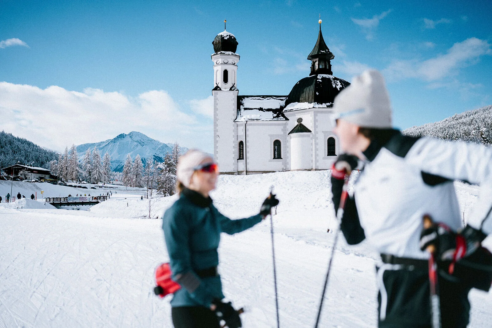 Langlaufen in der Region Seefeld_zwei Langläufer auf A1 Seekirchl Loipe in Seefeld_Seekirchl mit Personen im Vordergrund