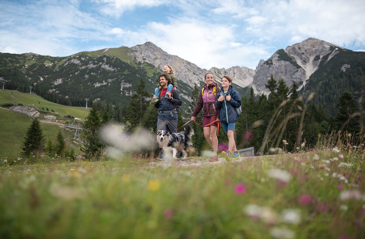 Familie beim Wandern am Kaltwassersee in Seefeld